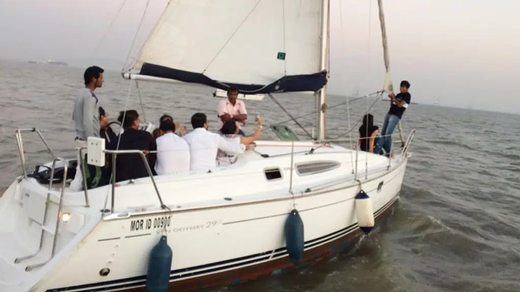 Speed Boating Luxury Yachting