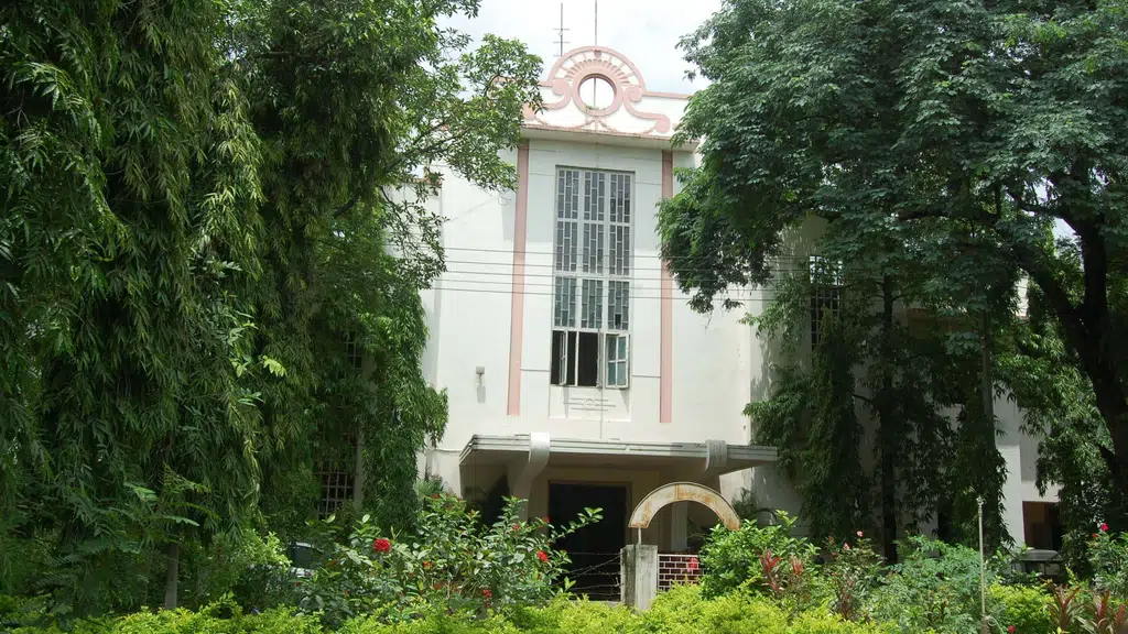 M J College, Jalgaon