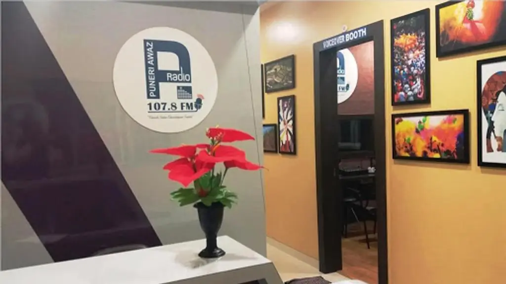 Puneri Awaz 107.8 FM