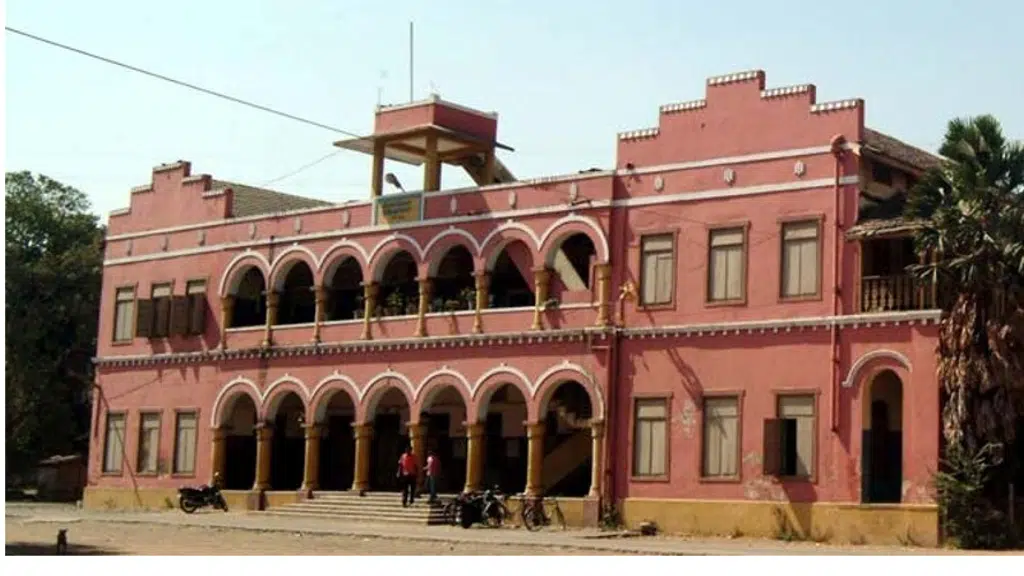 T & TV High School