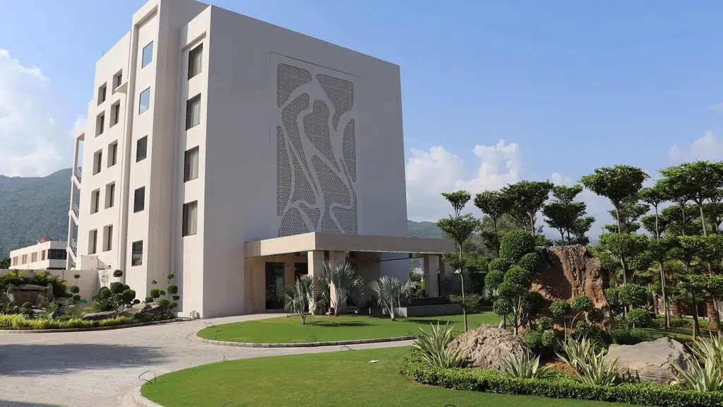Hillcrest Hotel & Resort