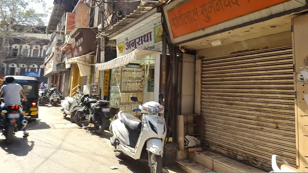 Phool Bazar (Outdoor Flower Market)