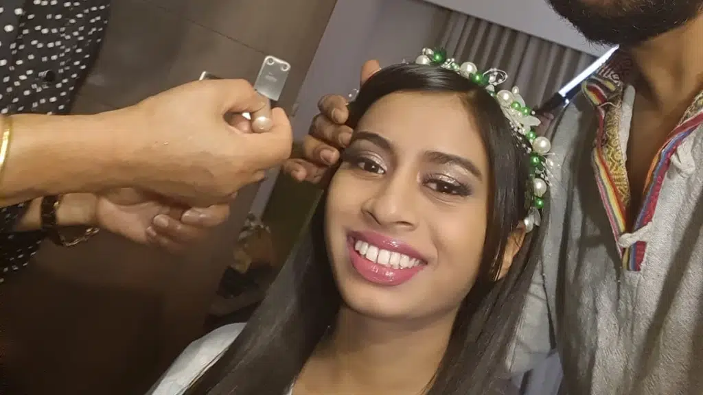 Twisted Scissors Unisex Salon