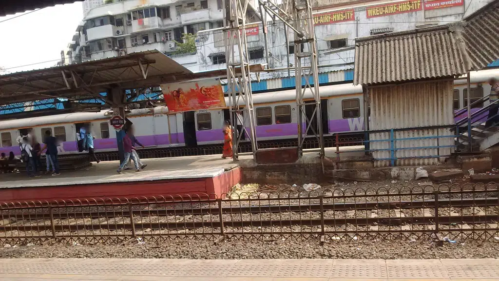 ''Grant Road''' '''ग्रँट रोड''