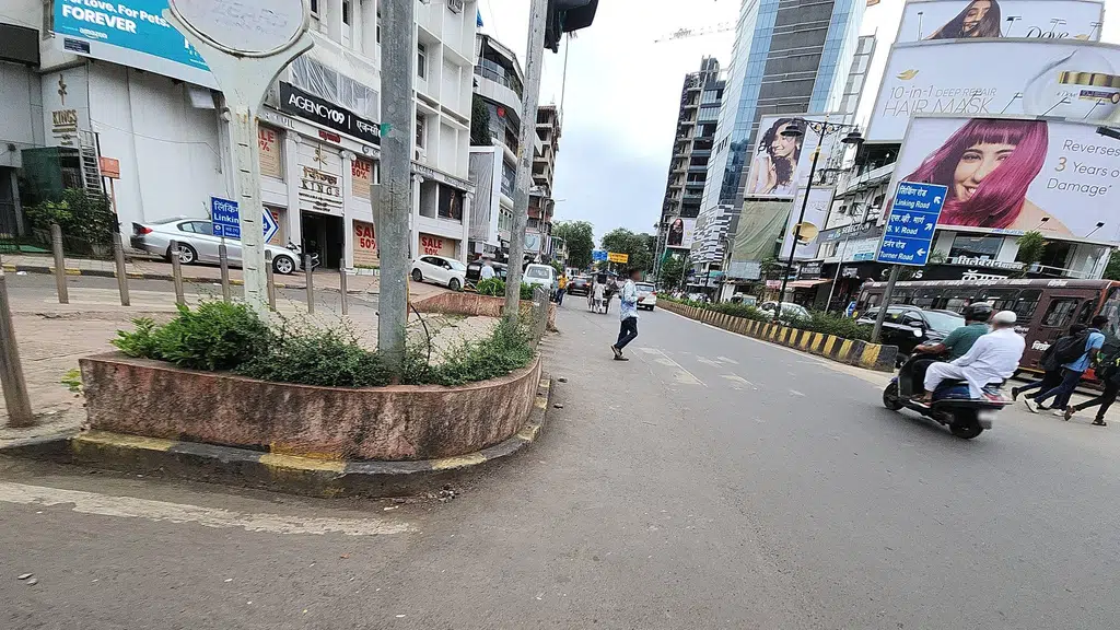 Bandra West Linking Road Shop