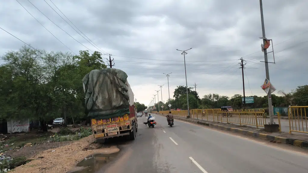 Maa pitambara road lines bhind