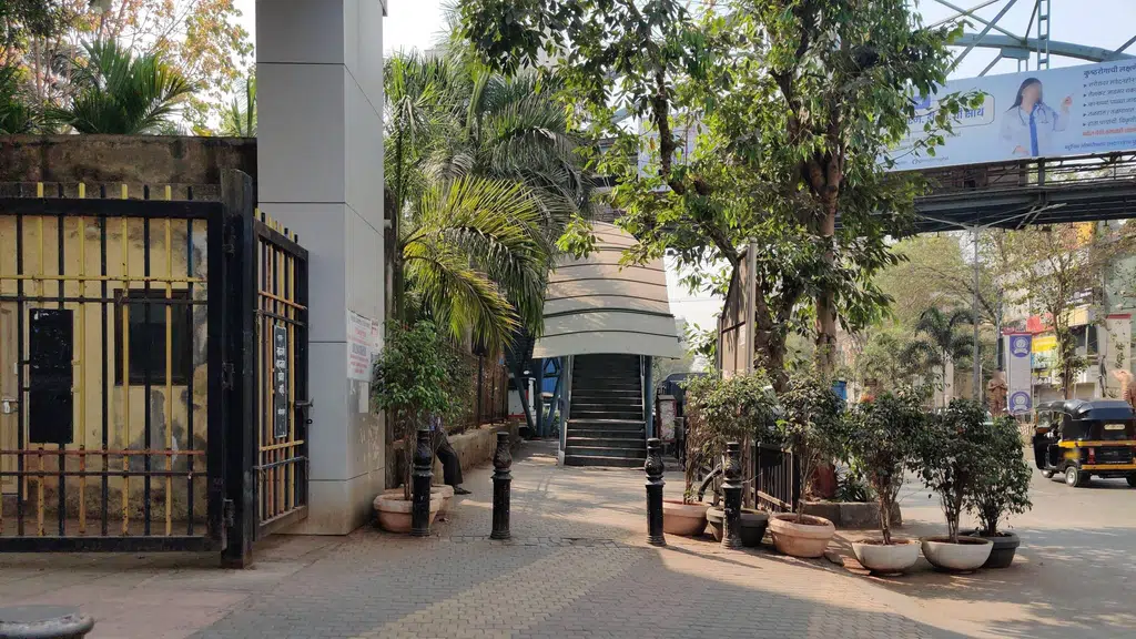 Ratna Veg. Restaurant (Since 1972)