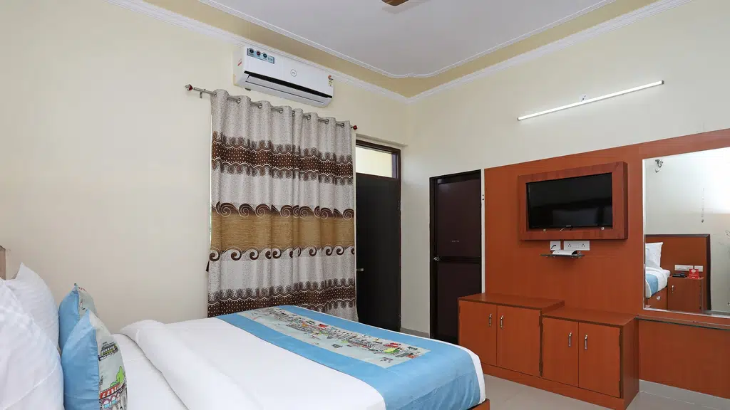 OYO SilverKey Near Paranur Post Office