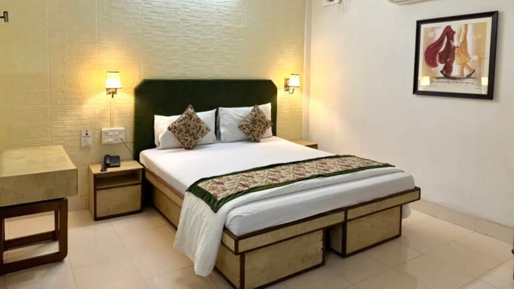 Hotel Saluja Residency