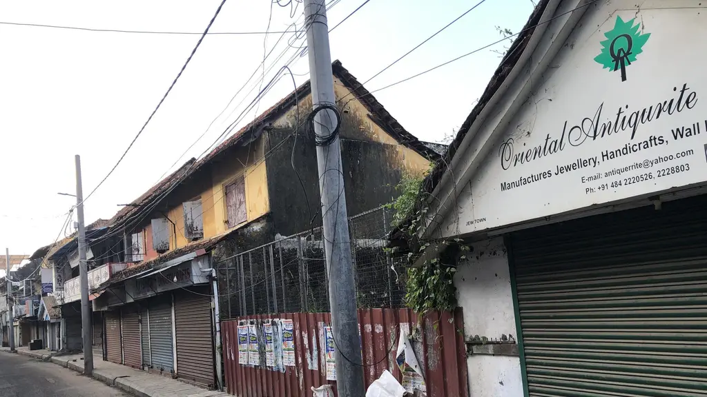 Taj Antiques and Handicrafts