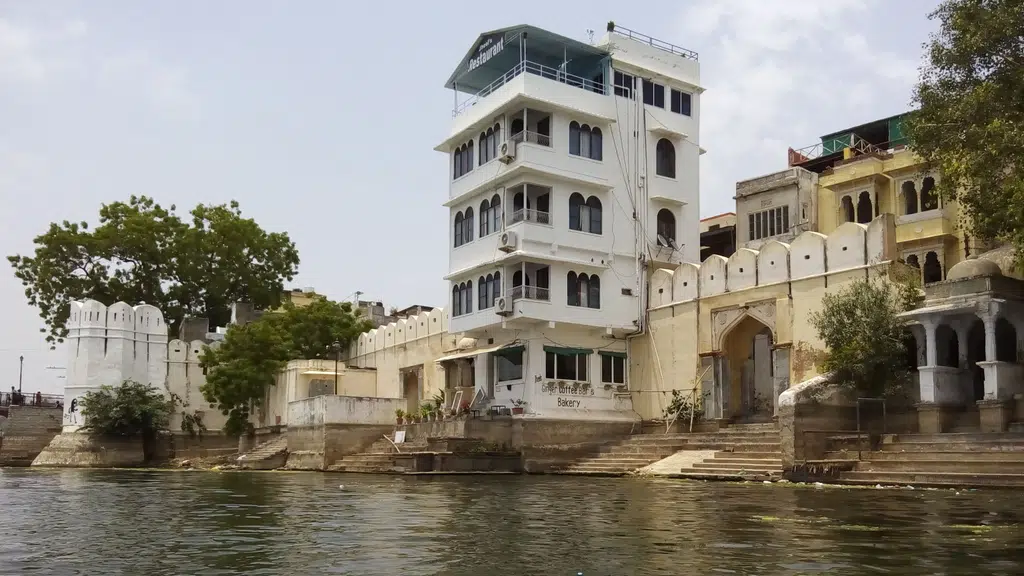 Café Marines and Lake View Restaurant