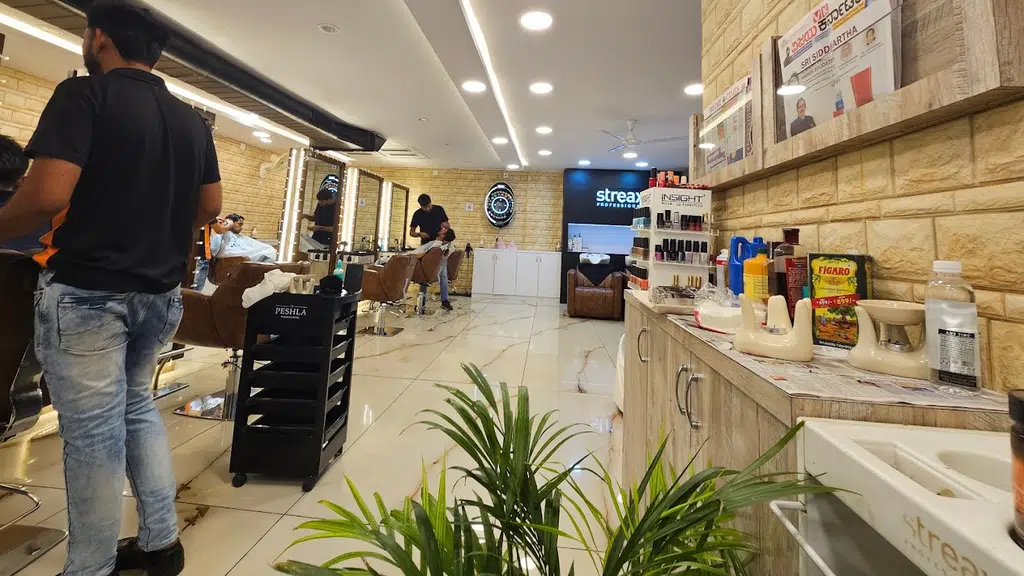 Johnny The Salon