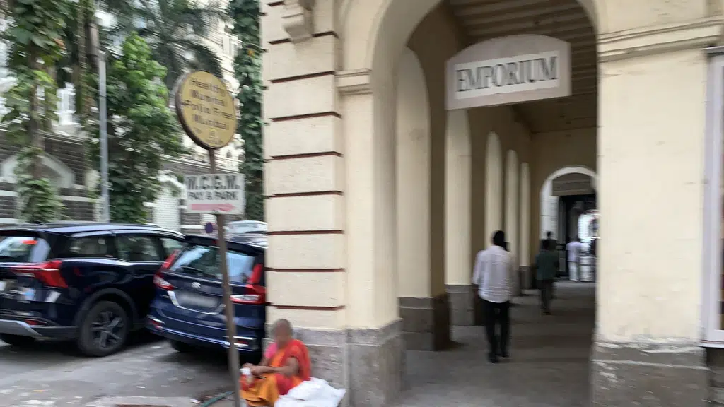 Pa Pa Ya, Colaba