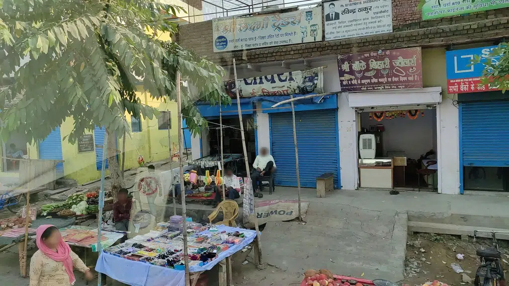 Shri Giriraj Saree Emporium