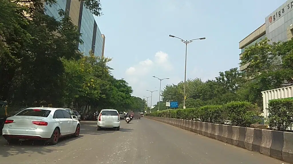 Rent Raod Facing Showroom Phoenix Mall Viman Nagar Pune
