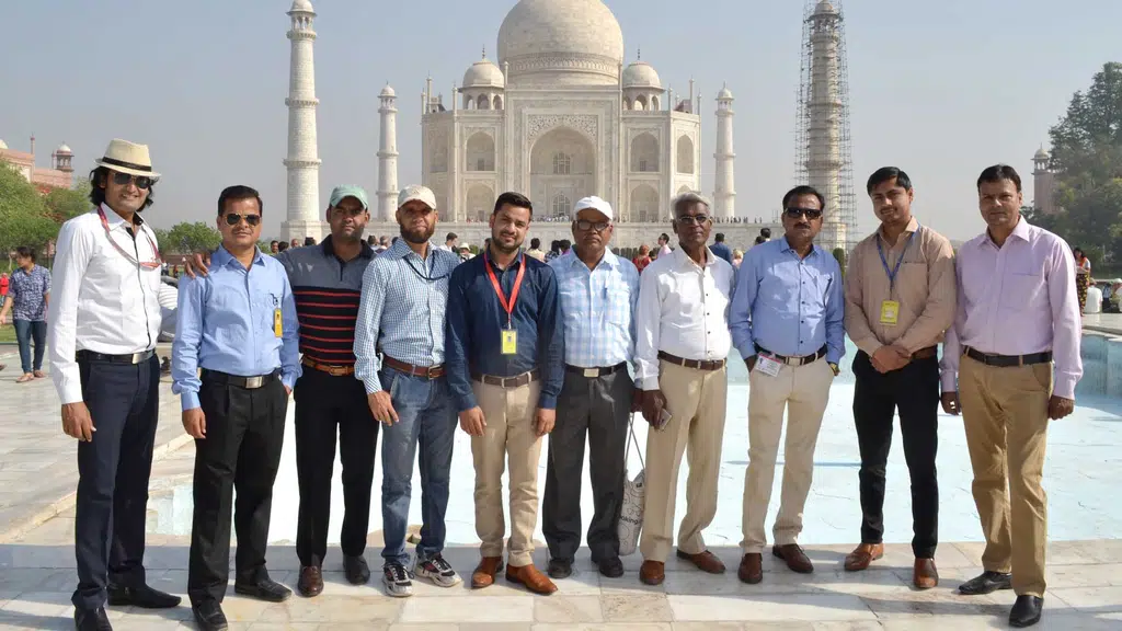 Taj Mahal Tour Guide Family Group