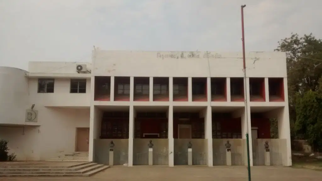 M.B.College of Commerce
