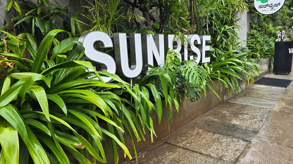 Sunrise bar and lounge