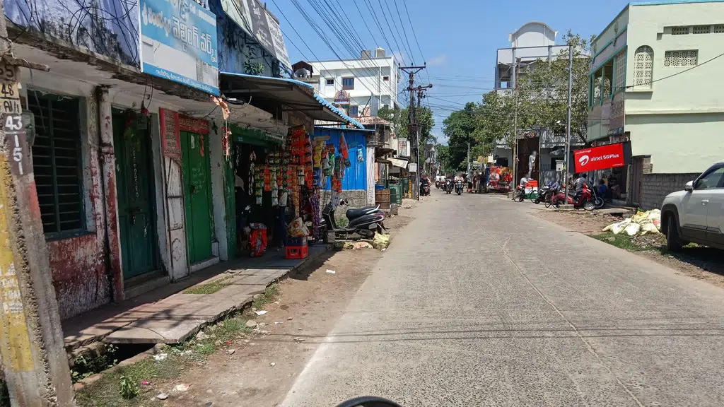 Gandhi bomma shivalayam.