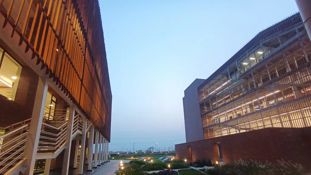 Republic School Of Journalism