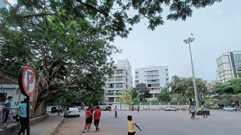 B.L. Amlani College of Commerce and Economics