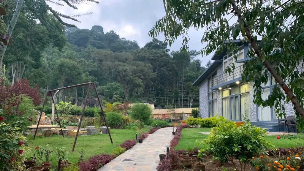 Silvertip Cafe and Homestay