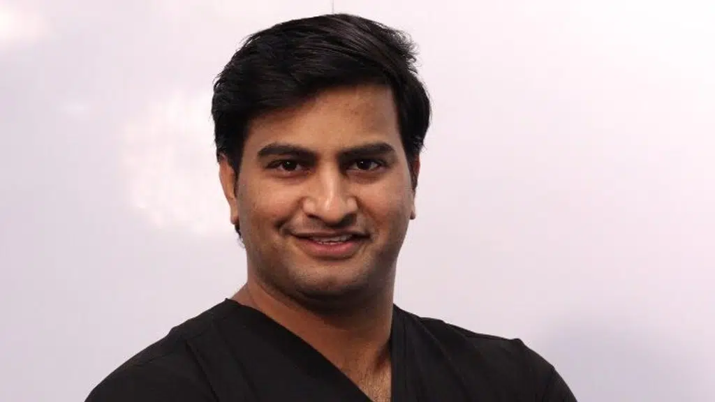 Dr Rakesh Komuravelli MS ( Ortho ), FIJR Consultant Robotic Joint Replacement, Arthroscopy, Trauma Surgeon